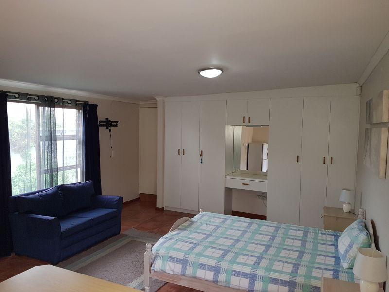 To Let 1 Bedroom Property for Rent in Oakglen Western Cape